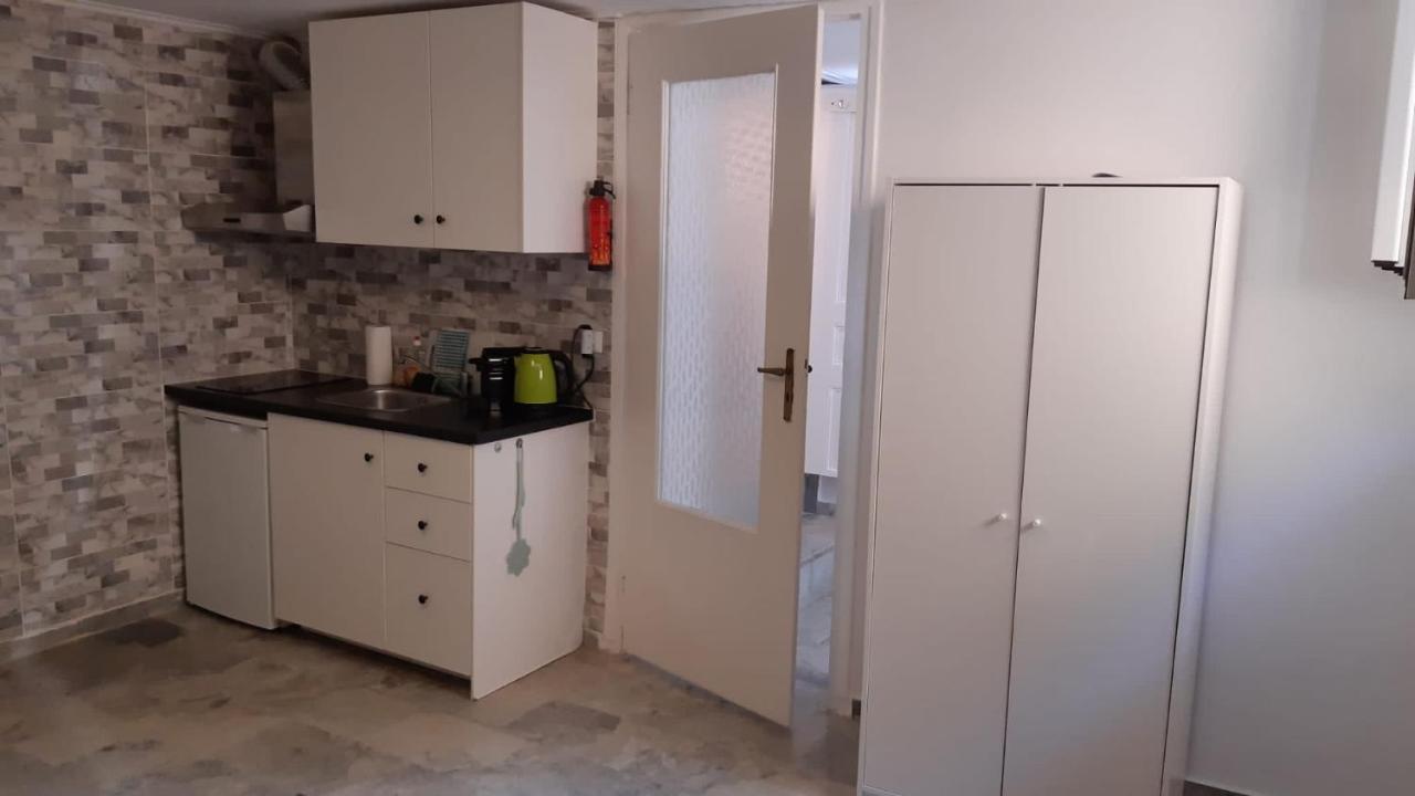 Cosy Guesthouse-Souterrain With Garden In City Center Corinth Exterior foto